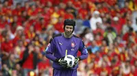 Kekecewaan menghinggapi wajah Petr Cech setelah Republik Ceko kalah 0-1 dari Spanyol. (REUTERS/Sergio Perez)