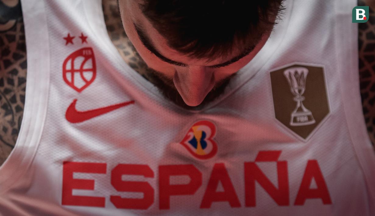<p>Pebasket Spanyol, Juancho Hernangomez melakukan pemanasan sebelum dimulainya laga Grup G Piala Dunia FIBA 2023 menghadapi Pantai Gading di Indonesia Arena, Senayan, Jakarta, Sabtu (26/08/2023). (Bola.com/Bagaskara Lazuardi)</p>