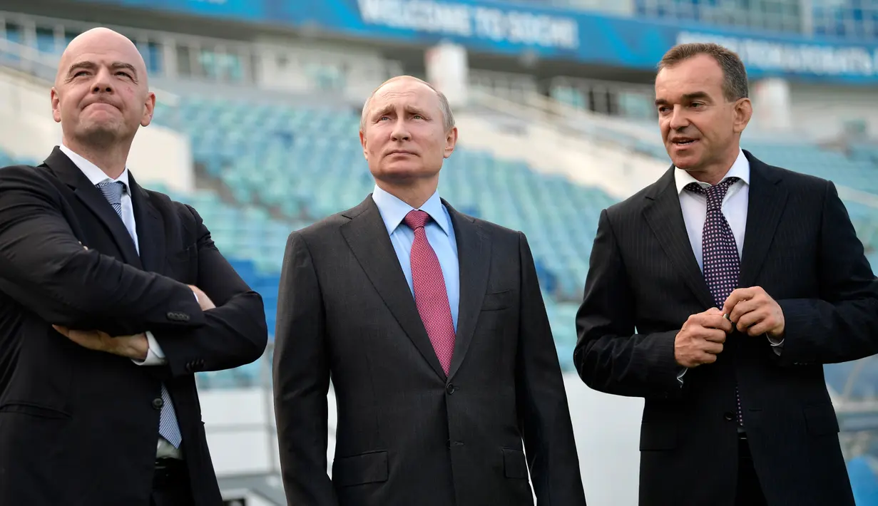 Presiden Rusia, Vladimir Putin bersama Presiden FIFA, Gianni Infantino dan gubernur wilayah Krasnodar, Veniamin Kondratyev mengunjungi Stadion Fisht, salah satu venue Piala Dunia 2018, di Sochi, Kamis (3/5). (Alexei Nikolsky, Sputnik, Kremlin Pool via AP)