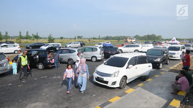 Kendaraan pemudik memadati "rest area alternatif" Km 153 Cipali, Jawa Barat,