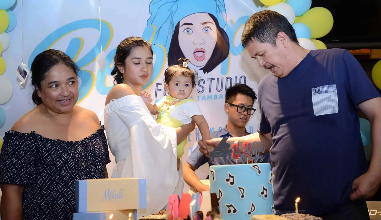 Pada acara itu, tidak terlihat pemeran Chicco Jerikho yang dikabarkan tengah dekat dengan Mikha. Hadir dalam acara itu, keluarganya dan Mikha Lover, para penggemar yang selama sepuluh tahun mensupport kariernya. (Nurwahyunan/Bintang.com)