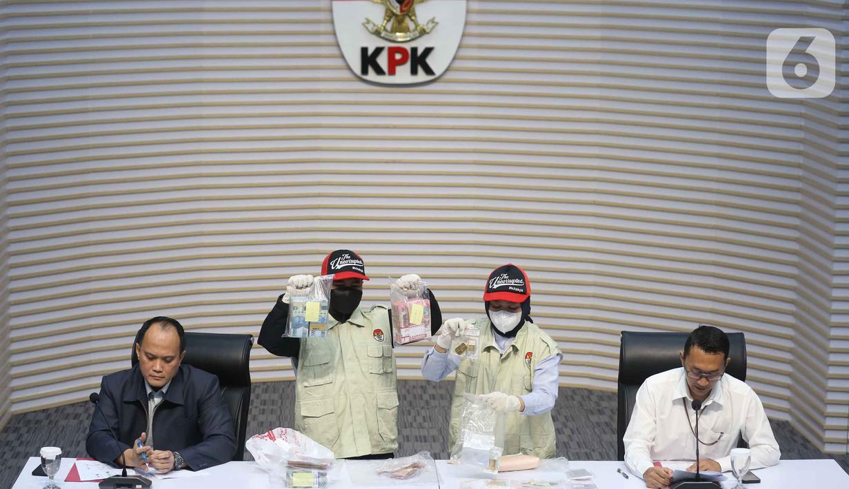 Sebelumnya, KPK menetapkan dan menahan Bupati Lampung Tengah, Ardito Wijaya sebagai tersangka dalam kasus penerimaan hadiah/janji terkait pengadaan barang/jasa serta penerimaan lainnya (gratifikasi) di lingkungan Pemerintah Kabupaten Lampung Tengah Tahun 2025. Tampak dalam foto, petugas memperlihatkan barang bukti penangkapan Bupati Lampung Tengah, Ardito Wijaya, di Gedung Merah Putih Komisi Pemberantasan Korupsi (KPK), Jakarta, Kamis (11/12/2025). (Liputan6.com/Helmi Fithriansyah)