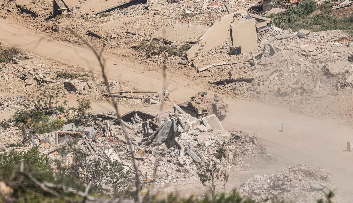 Foto menunjukkan tank dan kendaraan militer Israel melaju di antara rumah-rumah yang hancur di Lebanon Selatan, pada Senin 27 April 2026. (Jalaa MAREY/AFP)