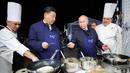 Presiden Rusia Vladimir Putin (dua kanan) berbincang dengan Presiden China Xi Jinping (kedua kiri) saat membuat pancake bersama di sela acara Eastern Economic Forum di Vladivostok, Rusia, Selasa (11/9). (Sergei Bobylev/TASS News Agency Pool Photo via AP)