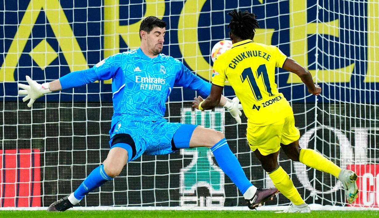Pemain Villarreal Samuel Chukwueze mencetak gol ke gawang Real Madrid yang dijaga kiper Thibaut Courtois pada pertandingan sepak bola babak 16 besar Copa del Rey di Stadion La Ceramica, Villarreal, Spanyol, 19 Januari 2023. Real Madrid mengalahkan Villarreal dengan skor 3-2. (AP Photo/Jose Breton)