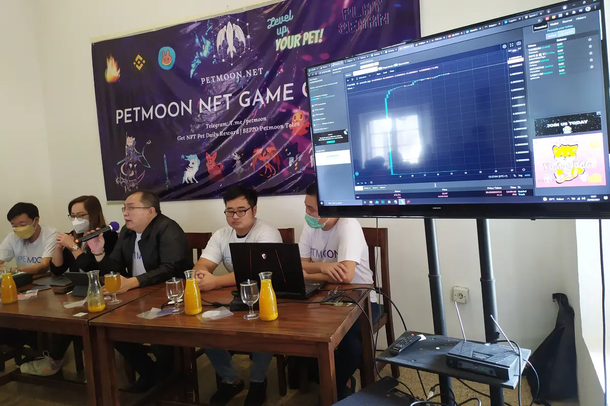 Pengenalan Petmoon Token atau Petmoon NFT Game Crypto kreasi anak Surabaya. (Dian Kurniawan/Liputan6.com)