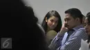 Velove Vexia terlihat berbincang disela sidang pembacaan dakwaan atas ayahnya, OC Kaligis di Pengadilan Tipikor, Jakarta, Senin (31/8/2015). OC Kaligis merupakan tersangka kasus dugaan penyuapan terhadap hakim PTUN di Medan. (Liputan6.com/Herman Zakharia)