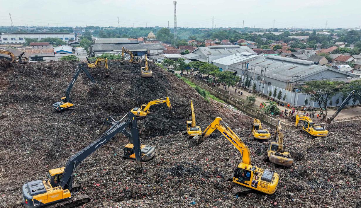 Sebagai informasi, dalam kurun waktu empat bulan (akhir 2025 hingga awal 2026), tercatat total tiga kali kejadian longsor. Tampak foto udara menunjukkan tim penyelamat menggunakan alat berat untuk mencari korban longsor di Tempat Pembuangan Sampah Terpadu (TPST) Bantargebang, Kota Bekasi, Jawa Barat, pada Senin 9 Maret 2026. (BAY ISMOYO/AFP)