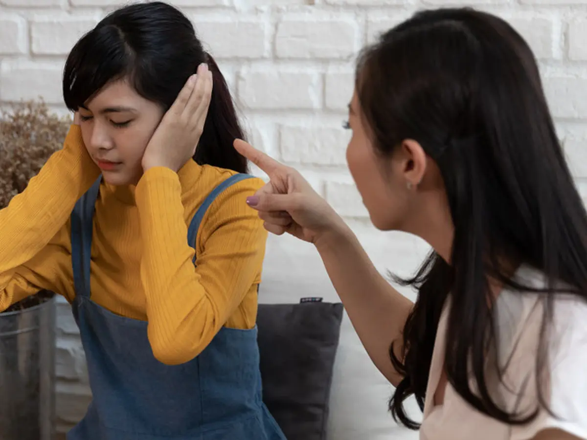 Jangan Menjauhkan Diri, 4 Tips Ini Bisa Membantumu Menghadapi Orangtua yang  Pemarah - Parenting Fimela.com