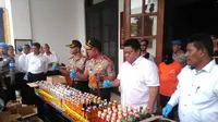 Polisi menyita minuman keras oplosan di Cicalengka. Foto: (Aditya Prakasa/Liputan6.com)