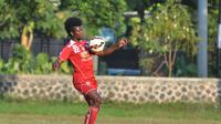 RAJIN - Sengbah Kennedy mendadak rajin latihan usai ditegur pelatih Suharno. (Bola.com/Kevin Setiawan)