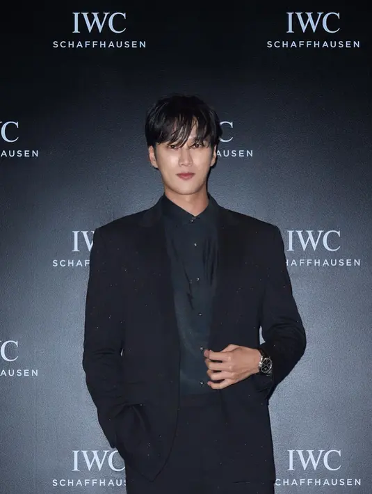 Dalam busana formal bernuansa serba hitam, Ahn Bo Hyun tampilkan postur tubuh tegapnya [@bohyunahn]