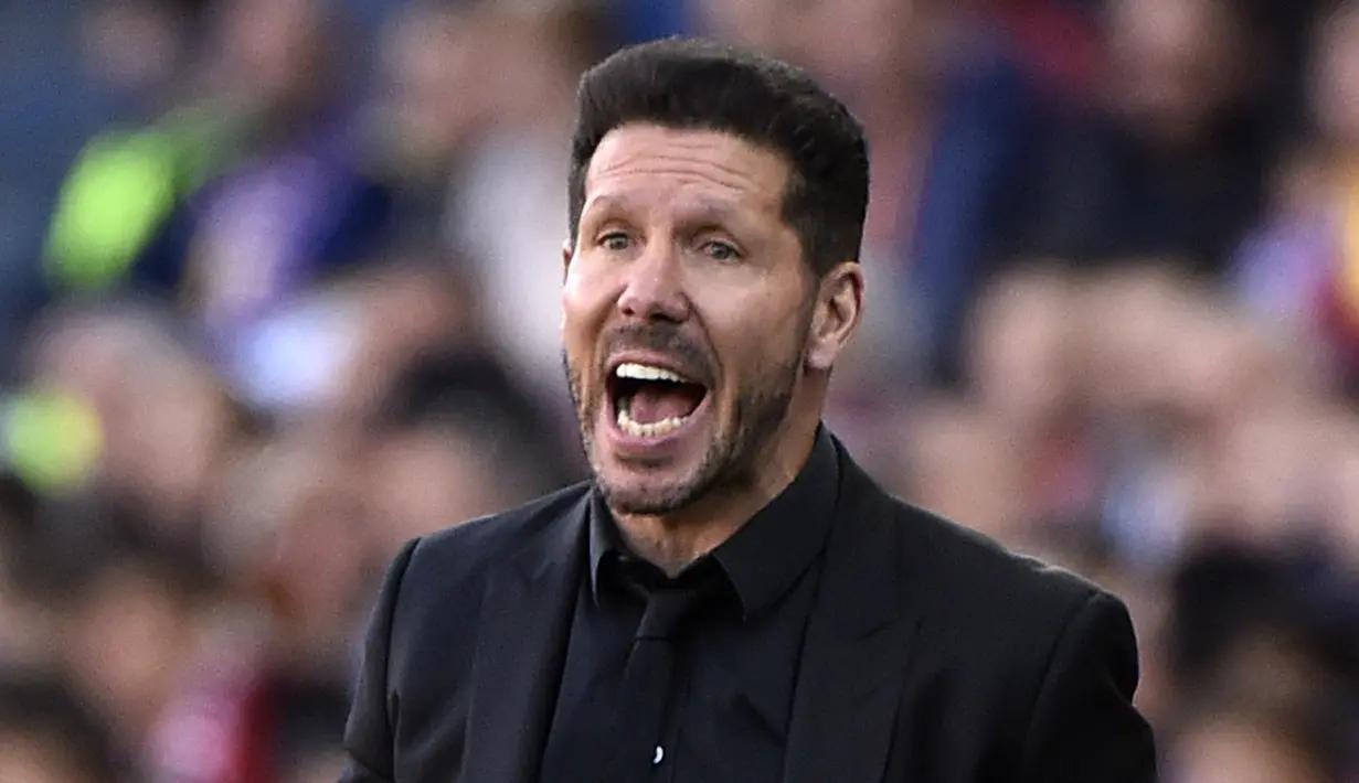 Pelatih Atletico Madrid, Diego Simeone berteriak memberikan arahan kepada anak asuhnya saat melawan Garanada CF pada lanjutan La Liga Spanyol di Stadion Vicente Calderon, Madrid (17/4/2016) malam WIB. (AFP/Gerard Julien)