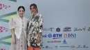 Berfoto bersama Najwa Shihab, Nagita memadukan atasan tersebut dengan kain songket shining. Dipadukan heels keemasan. [Instagram/@najwashihab]