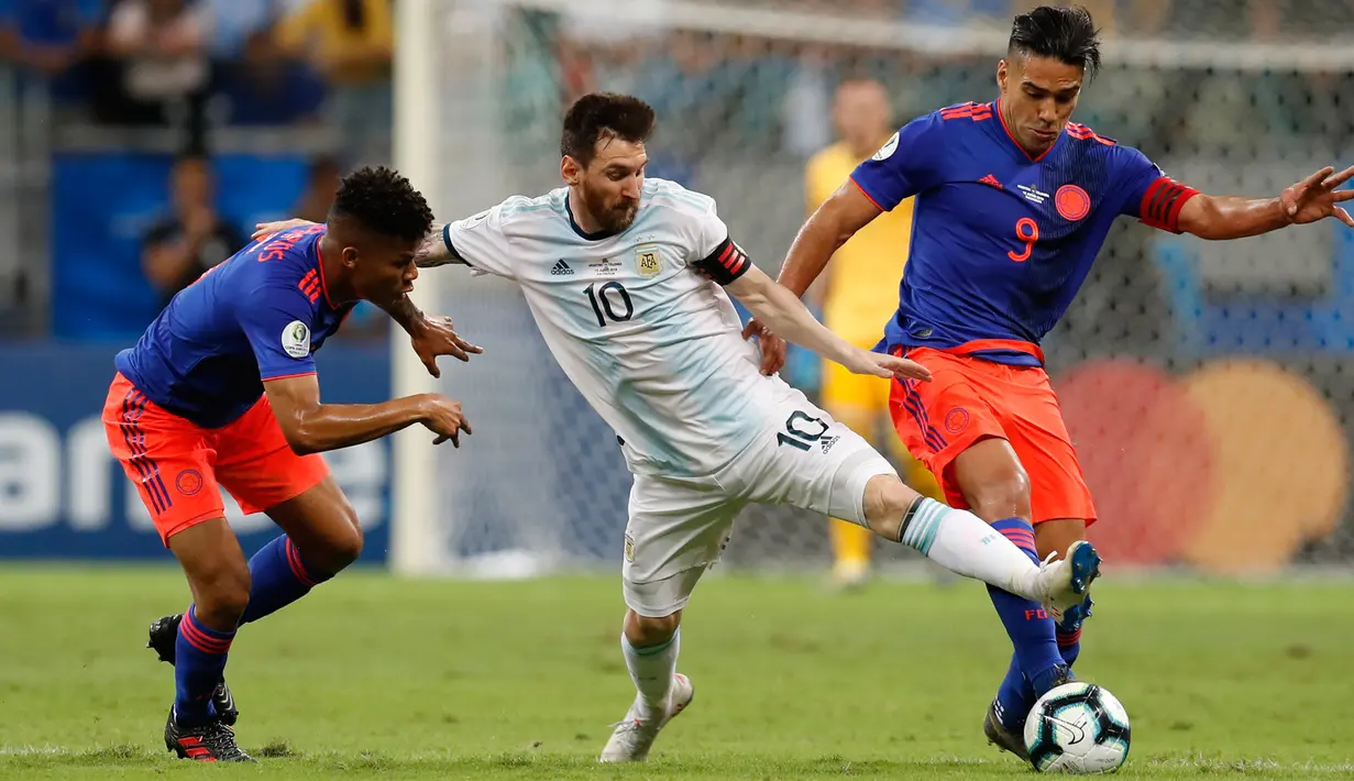 Striker Argentina, Lionel Messi (tengah) berusaha membawa bola dari kawalan dua pemain Kolombia, Radamel Falcao Garcia dan Wilmar Barrios pada pertandingan grup B Piala Copa America 2019 di Arena Fonte Nova, Brasil (15/6/2019). Kolombia menang atas Argentina 2-0. (AP Photo/Natacha Pisarenko)