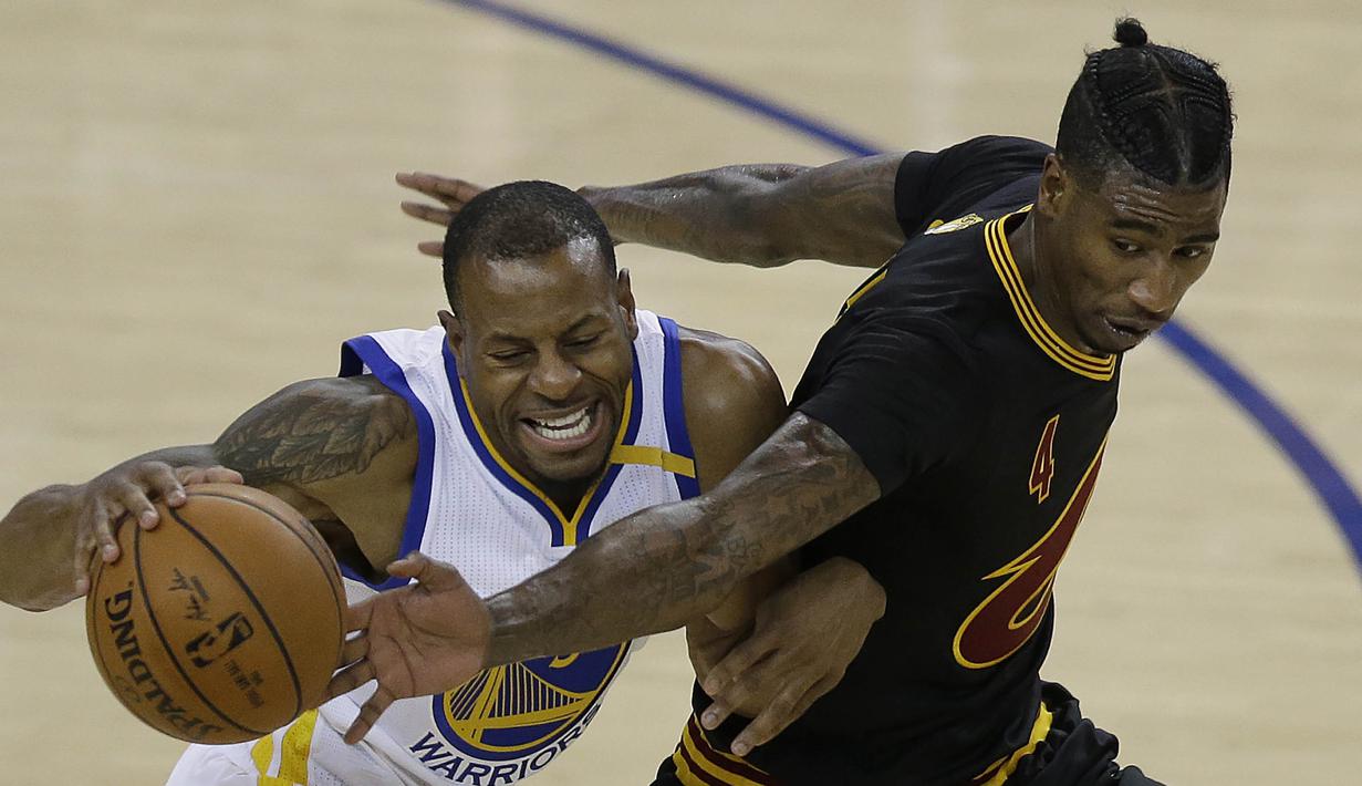Pemain Golden State Warriors, Andre Iguodala, berebut bola dengan pemain Cleveland Cavaliers, Iman Shumpert dalam Final NBA gim kedua di Oracle Arena, Oakland, California, AS, (04/06/2017). (AP/Ben Margot)