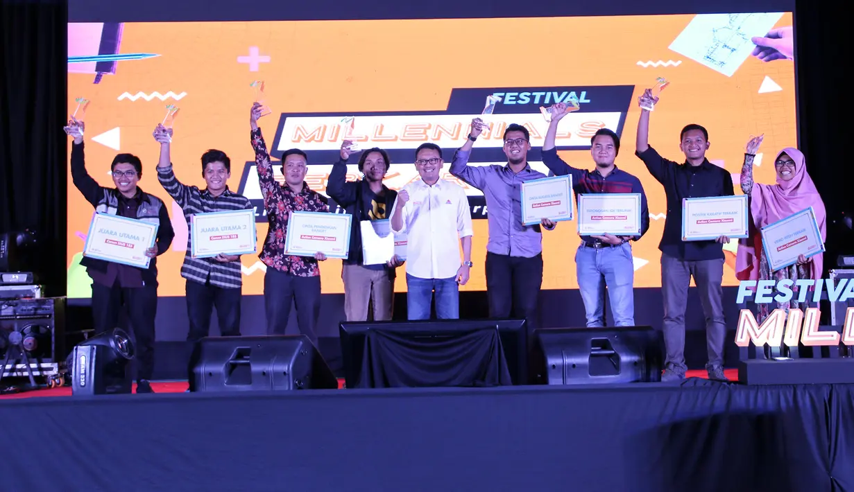 Kepala Departemen  Perencanaan dan Pengendalian Pemasaran Semen Indonesia Rudi Hartono (Berbaju putih) berfoto bersama para pemenang program Millennials Berkarya Semen Indonesia di Gresik, Jawa Timur, Jumat (23/11). (Liputan6.com/HO/Eko)