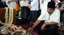 Gubernur Banten, Rano Karno menatap makam ibunya, Lily Soekarno M Noor usai pemakaman di TPU Tanah Kusir Jakarta, Senin (7/12/2015). Ibunda Rano Karno wafat di usia 77 tahun akibat komplikasi penyakit. (Liputan6.com/Helmi Fithriansyah)