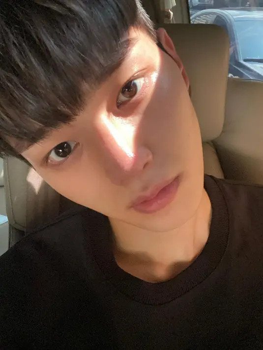 <p>Song Kang adalah pria kelahiran 23 April 1994 dengan tinggi badan 186 cm. (FOTO: instagram.com/songkang_b)</p>