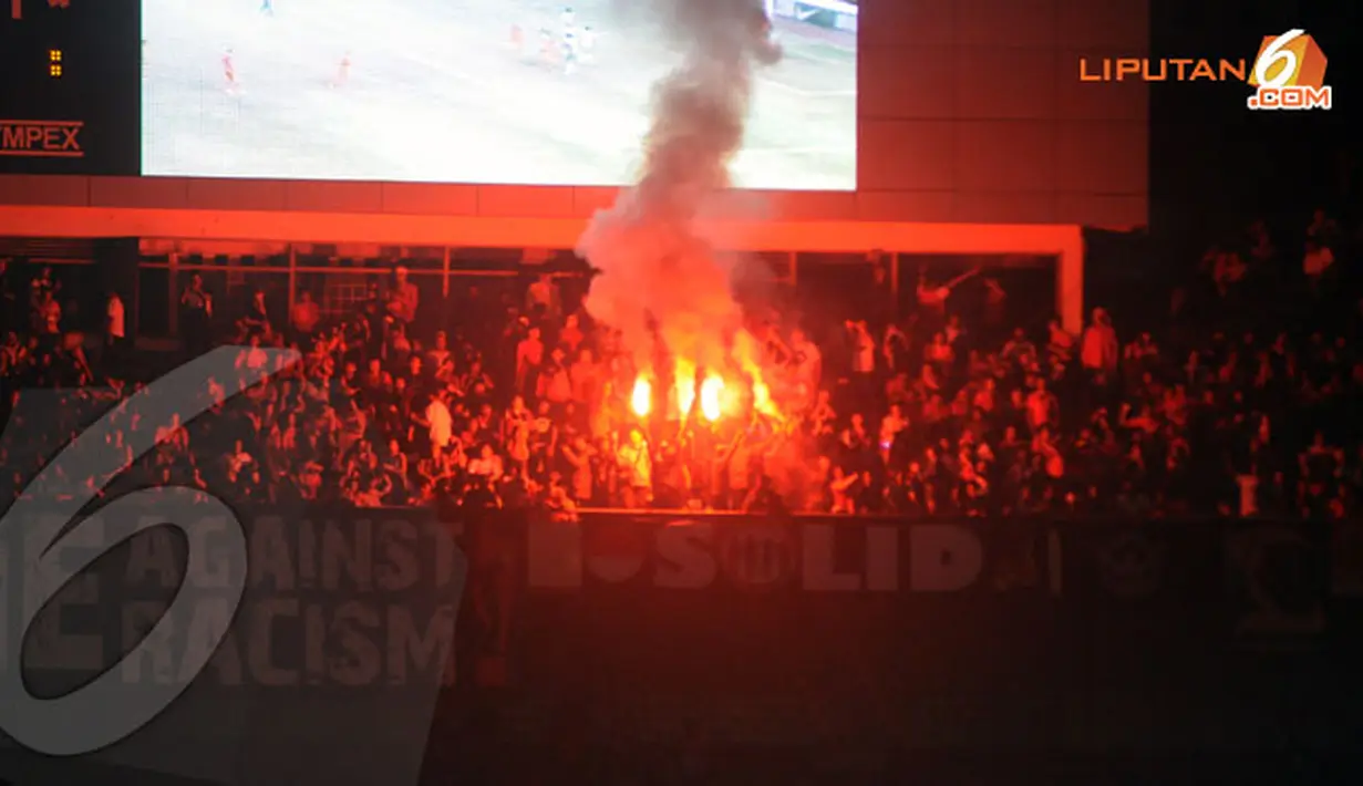 Meski telah mendapat larangan untuk membakar kembang api dalam laga Indonesia vs Belanda yang dihelat di Jakarta pada 7 Juni 2013 namun beberapa suporter tetap saja membandel (Liputan6.com/Helmi Fithriansyah)