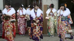 Wanita Jepang berdiri setelah mengikuti upacara Coming of Age Day atau Hari Kedewasaan di Taman Toshimaen, Tokyo, Jepang, Senin, (8/1). Hari Kedewasaan dianggap penting di mana kehidupannya sudah berubah sama sekali. (AP Photo/Koji Sasahara)