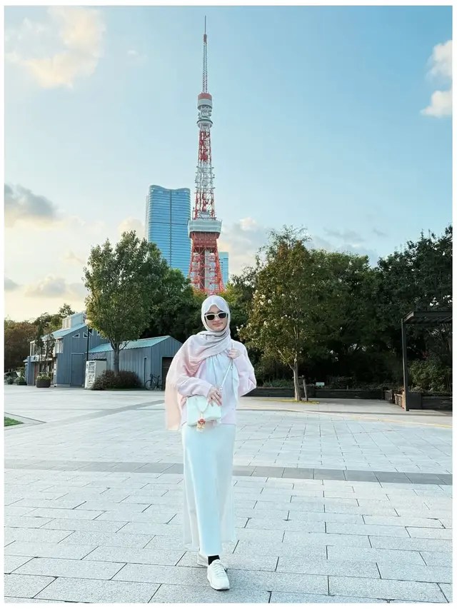 6 Gaya Inara Rusli Liburan di Jepang, Tampil Modis dengan Warna Pastel