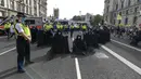 Aktivis Extinction Rebellion berbaris di sepanjang Parliament Street sebagai bagian dari protes perubahan iklim di London, Inggris, Selasa (8/9/2020). Menggelar aksi di tengah pandemi COVID-19, para aktivis mengenakan masker selama protes berlangsung. (AP Photo/Alberto Pezzali)