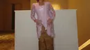 Bagian bahu terstruktur dan selendang pink yang serasi tersampir di salah satu bahu. Ia pun memadukannya dengan kain batik warna coklat. [@zahwamassaid].