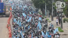 Konvoi ratusan buruh dalam memperingati May Day atau peringatan Hari Buruh Internasional pada 1 Mei 2024 dari Kawasan Industri Pulogadung menuju Istana Merdeka, Jakarta, Rabu (1/5/2024). (merdeka.com/Imam Buhori)