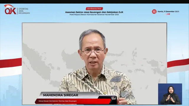 Ketua Dewan Komisioner Otoritas Jasa Keuangan (OJK) Mahendra Siregar dalam konferensi pers RDKB November 2025, di Jakarta, Kamis (11/12/2025). (Liputan6.com/Tira)