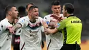 Pemain Salernitana berdebat dengan wasit Federico La Penna (kanan) saat melawan AC Milan pada pertandingan sepak bola Serie A Liga Italia di Stadion San Siro, Milan, Italia, 13 Maret 2023. Pertandingan berakhir imbang dengan skor 1-1. (AP Photo/Luca Bruno)