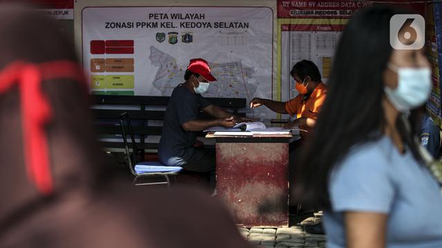 <span>Warga menerima bantuan sosial (bansos) di kawasan Kedoya Selatan, Jakarta Barat, Rabu (28/7/2021). Selain bansos dari APBD DKI Jakarta, sekitar 738 ribu orang lainnya mendapatkan bantuan yang disalurkan oleh pemerintah pusat melalui Kementerian Sosial. (Liputan6.com/Johan Tallo)</span>