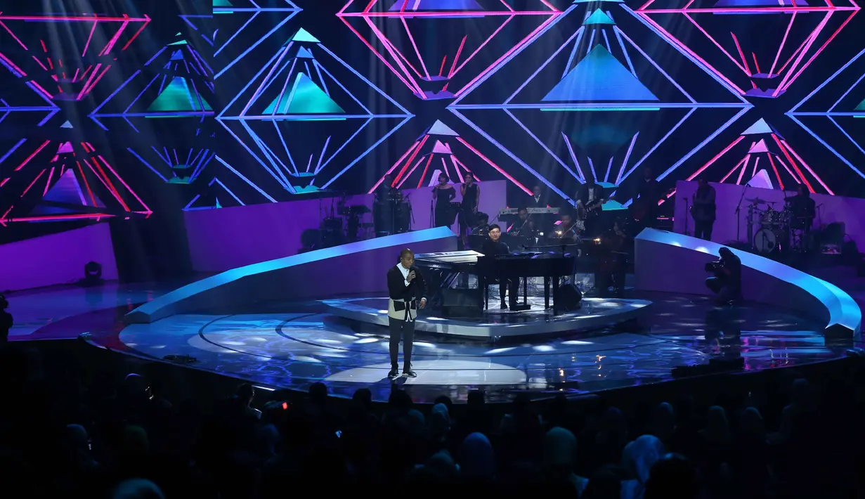 Mengingat seorang Yovie Widianto telah lama berkiprah dalam dunia musik, tak heran jika banyak musisi yang mengaguminya, terutama generasi yang berada di bawah Yovie seperti salah satunya Marcell Siahaan.  (Nurwahyunan/Bintang.com)