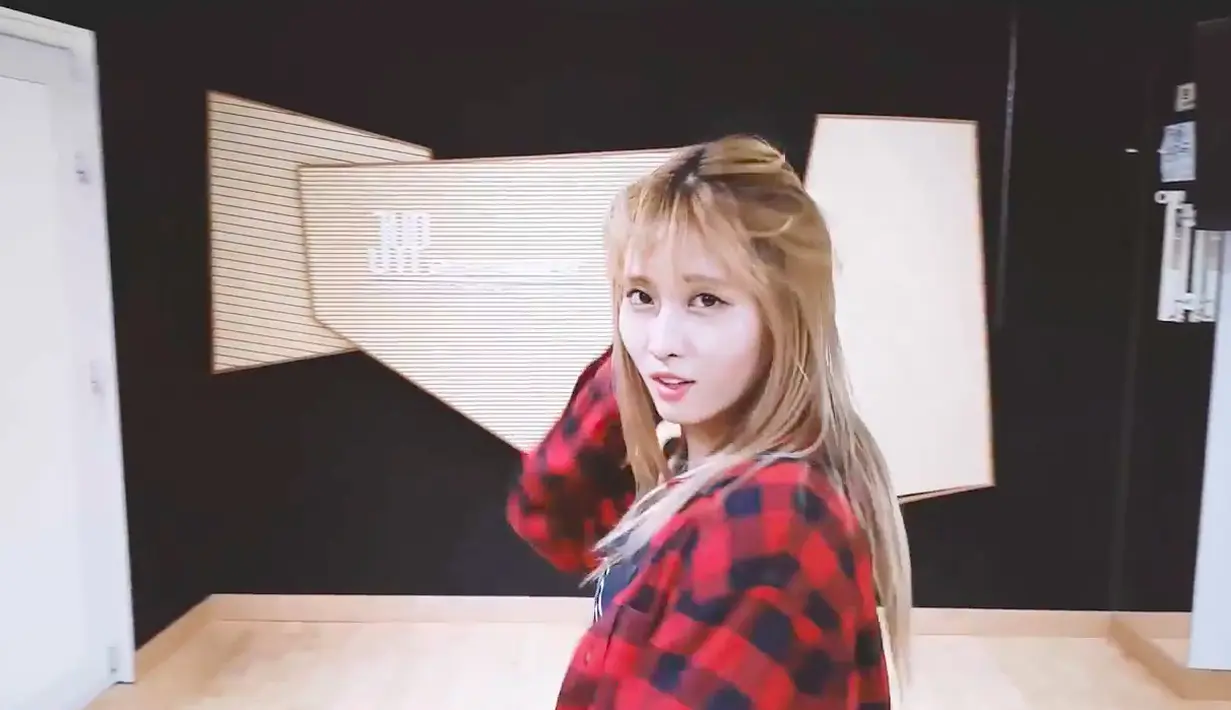 Selain itu, Momo juga tak menyangka jika bisa tampil di acara Kohaku Uta Gasssen. Acara itu merupakan sebuah acara musik tahun baru bergengsi di Jepang. (Foto: soompi.com)