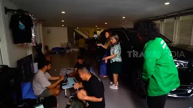 Potret garasi di rumah mewah Violenzia Jeanette (Youtube/TRANS7 OFFICIAL)