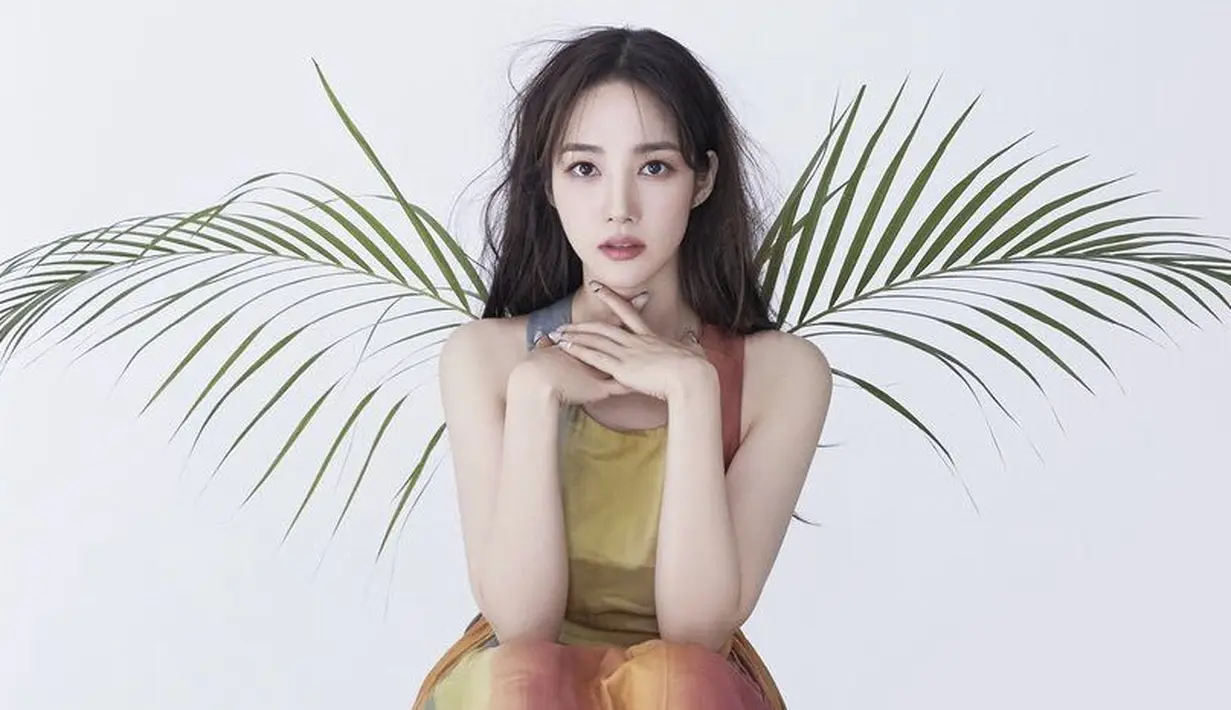 Messy hair dengan rambut panjang juga membuat Park Min Young napak seksi. Dibalut dengan dress colorfull semakin membuatnya awet muda. @Rachel_mypark