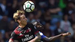 Striker Sampdoria, Duvan Zapata, duel udara dengan gelandang AC Milan, Lucas Biglia, pada laga Serie A Italia di Stadion Luigi Ferraris, Genoa, Minggu (24/9/2017). Sampdoria menang 2-0 atas Milan. (AFP/Filippo Monteforte)