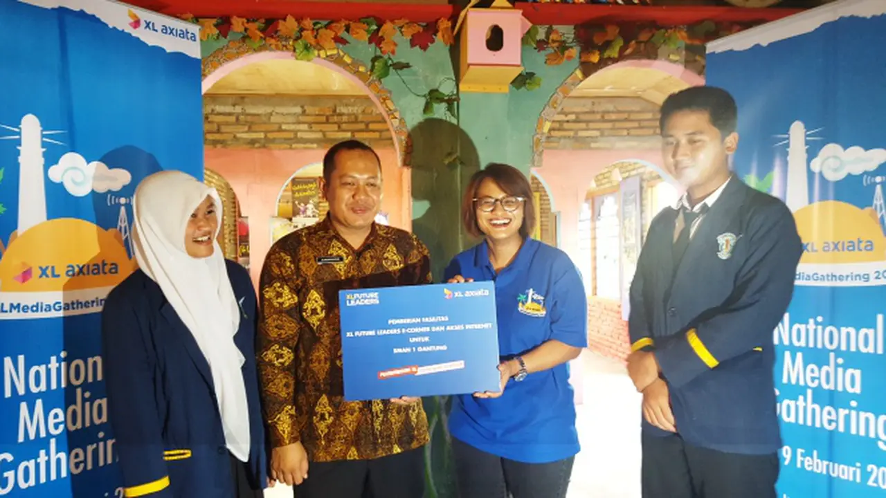 Penyerahan Donasi Komputer oleh CEO XL, Dian Siswarini, kepada SMAN 1 Gantong dan SMA Perkib di Belitung Timur secara simbolis