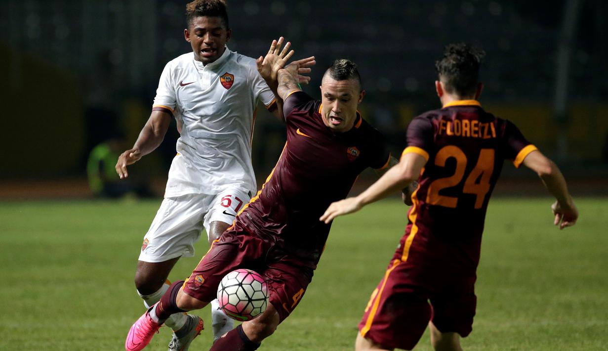 Aksi Radja Nainggolan (tengah) yang memperkuat AS Roma merah. (EPA/Mast Irham)
