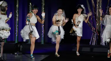 Sejumlah atlet paralympian, Kaede Maegawa, Hitomi Onishi dan Sayaka Murakami berpose pada akhir fashion show bertajuk "Amputee Venus Show" di Tokyo, Selasa (25/8/2020). Acara tersebut menandai pembukaan Paralympic Games yang ditunda hingga 24 Agustus 2021 mendatang. (AP Photo/Hiro Komae)