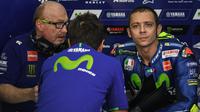 Pebalap Movistar Yamaha, Valentino Rossi, berdiskusi saat sesi latihan kedua jelang GP Malaysia di Sirkuit Sepang, Jumat (27/10/2017). Pada sesi ini pebalap Italia itu berada pada posisi keenam dengan waktu 13,071 detik. (AFP/Mohd RASFAN)
