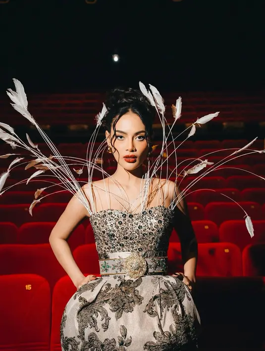Dibalut dalam rancangan spektakuler dari @arjunputra_official, Erika mengenakan gaun strapless dengan korset penuh taburan kristal yang berkilauan di bawah sorotan lampu. [@snap.nuel].