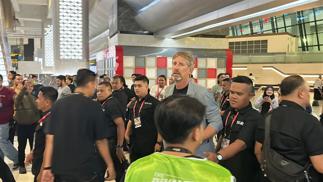 Disambut Fans, Pemain Legend MU dan Arsenal Tiba di Indonesia
