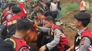 Tim gabungan dari TNI/Polri dan SAR membawa korban yang tertimbun longsor di Kampung Maseng RT02/08, Desa Warung Menteng, Kecamatan Cijeruk, Selasa (6/2). (Liputan6.com/Achmad Sudarno)