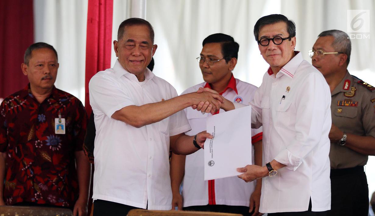 Menkumham Yasonna Laoly (kiri) bersama Menteri Pertahanan Ryamizard Ryacudu saat launching buku Pedoman Pembinaan Kesadaran Bela Negara Bagi Warga Binaan Pemasyarakatan di LP Klas I Cipinang, Jakarta, Kamis (29/3). (Liputan6.com/JohanTallo)
