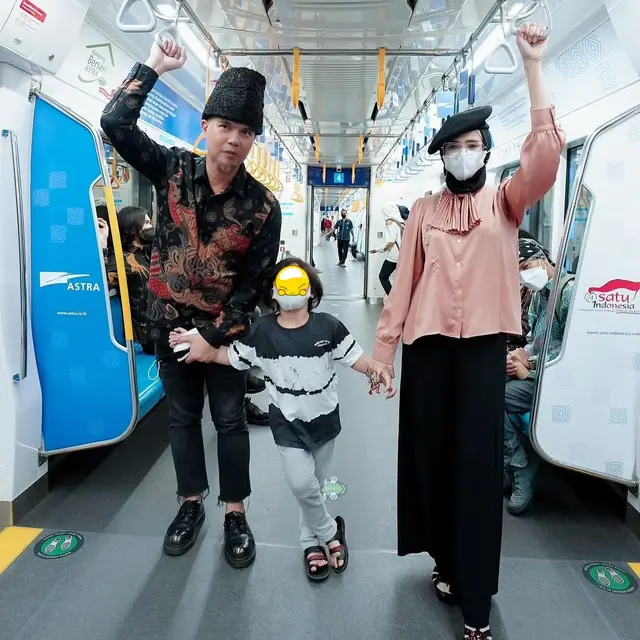 Dukung Suami di Masa Sulit, Ini 6 Potret Mesra Mulan Jameela dan Ahmad Dhani