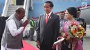 Presiden Joko Widodo dan Ibu Negara Iriana Joko Widodo disambut Kepala Protokol Negara India, Sanjay Verma di Pangkalan Udara Palam, New Delhi (25/1). Jokowi tiba di India pukul 12.10 Waktu Setempat (WS). (Liputan6.com/Pool/Biro Pers Setpres)