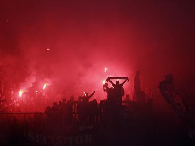 Ribuan The Jakmania akhirnya kembali hadir di stadion memberikan dukungan langsung pasukan Thomas Doll saat laga uji coba melawan Sabah FC di Stadion Patriot Candrabhaga, Bekasi, Minggu (5/6/2022). (Bola.com/Ikhwan Yanuar)