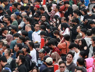Ribuan suporter antre panjang saat penukaran tiket Timnas Indonesia melawan Argentina di Wisma Serbaguna Senayan, Jakarta, Sabtu (17/6/2023). (Bola.com/M Iqbal Ichsan)