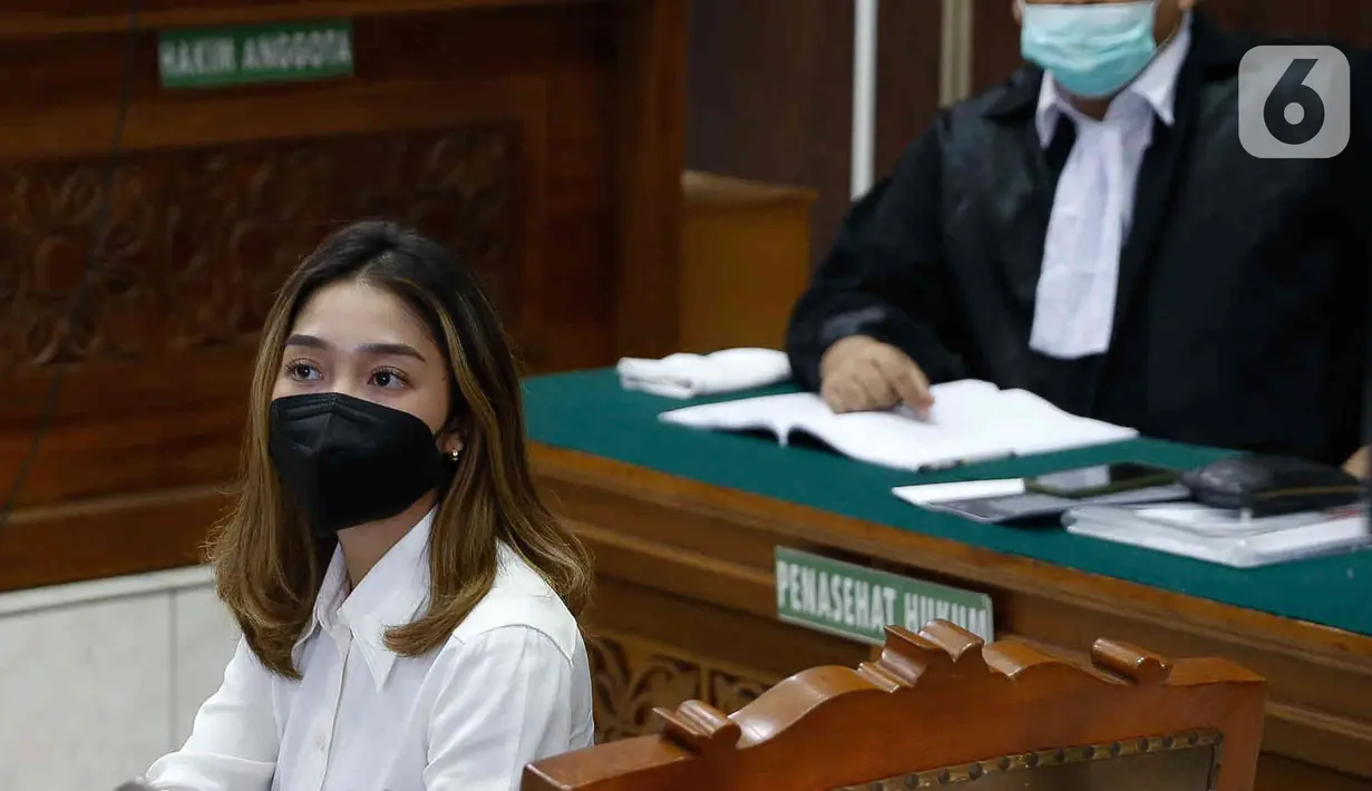 Selebgram Chandrika Chika menjadi saksi dalam sidang kasus dugaan penganiayaan dengan terdakwa Putra Siregar dan Rico Valentino di Pengadilan Negeri Jakarta Selatan, Kamis (7/7/2022). Berdasarkan pantauan di lokasi, Chika memakai kemeja berlengan panjang berwarna putih. (Liputan6.com/Herman Zakharia)